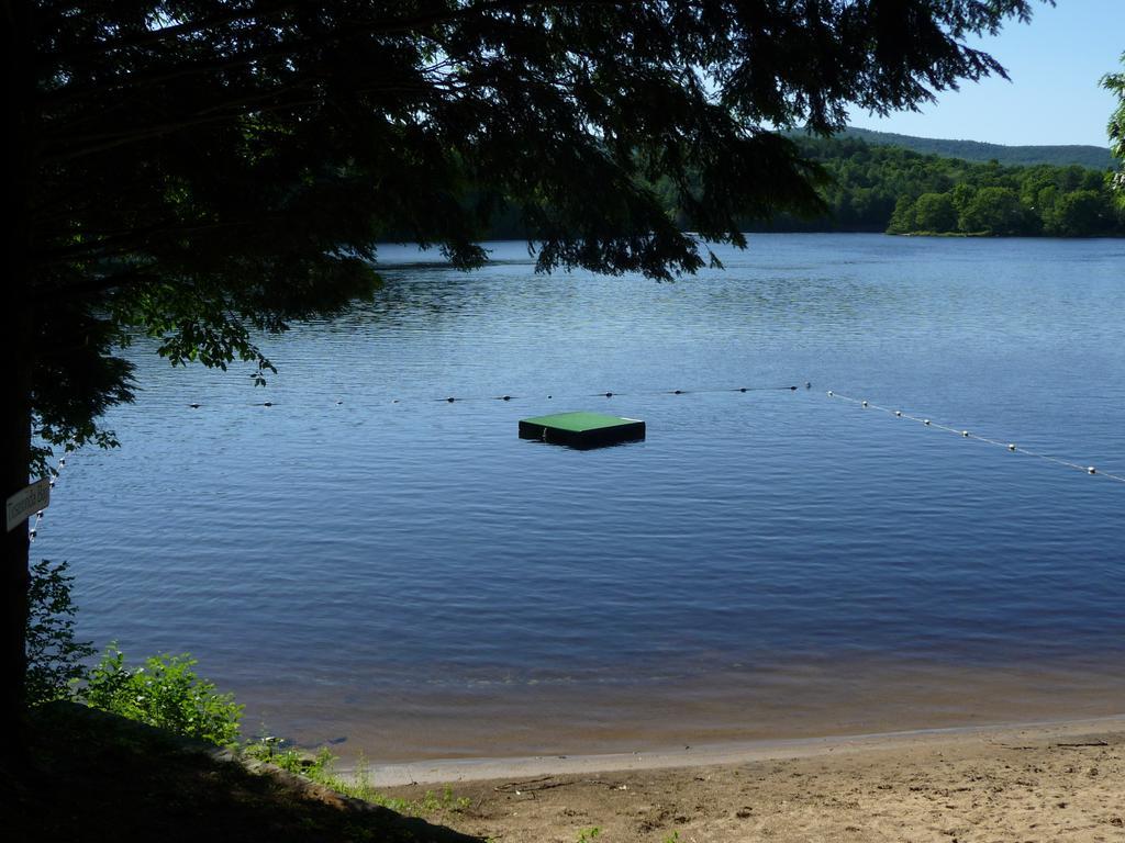 The Elms Waterfront Cottages Lake Luzerne Exterior photo